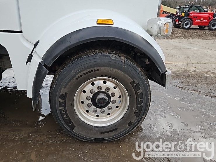 2021-peterbilt-567-image-11