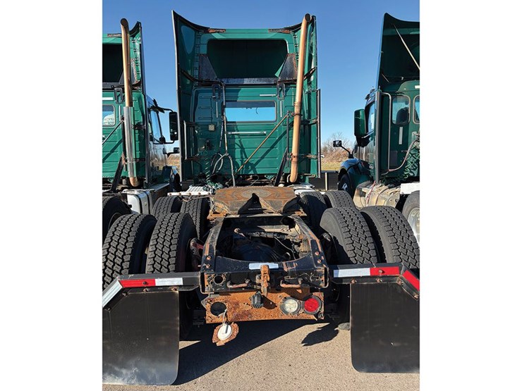 2016-volvo-vnl-300-image-4