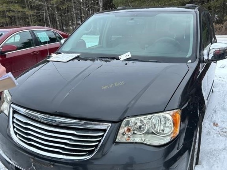 2012-chrysler-town-&-country-image-2