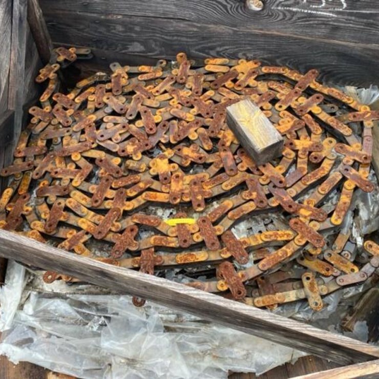 BOX OF ROLLER CHAINS: 2000+