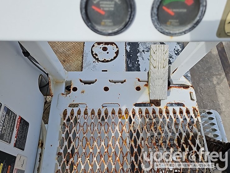 2011-freightliner-m2-106-image-24