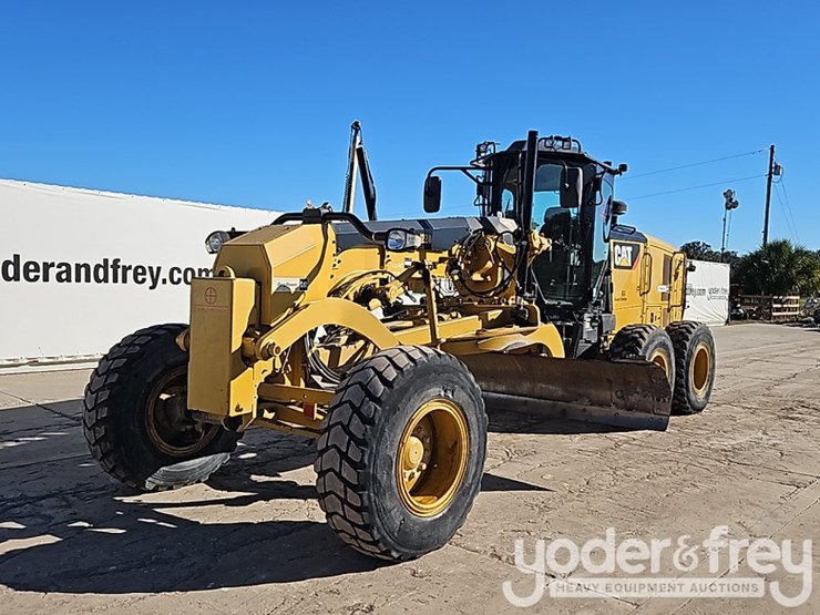 2019-caterpillar-12m3-image-1