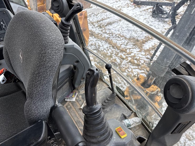 2022-john-deere-310-image-11