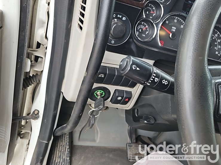 2021-peterbilt-567-image-34