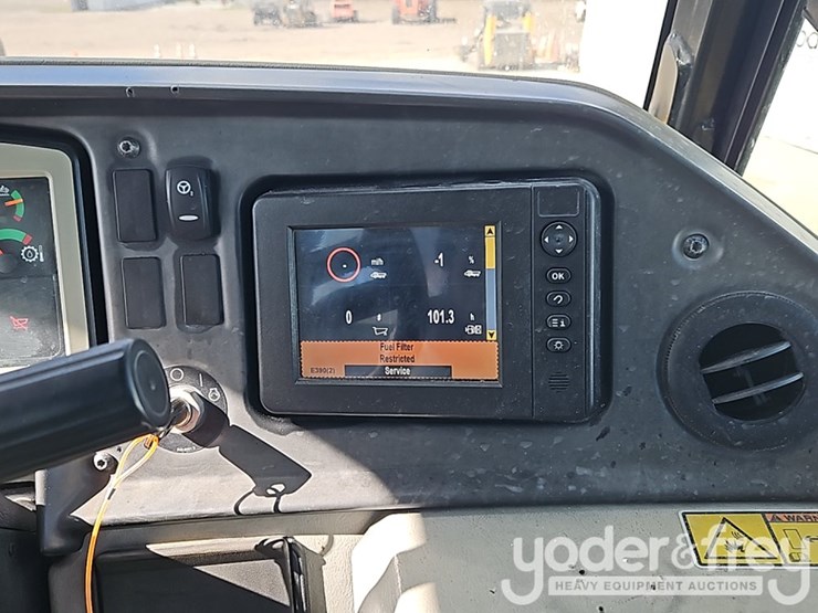 2016-caterpillar-725c2-image-35