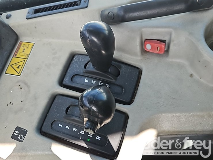 2016-caterpillar-725c2-image-34