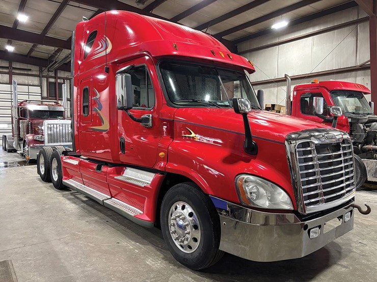 2013-freightliner-cascadia-125-image-1