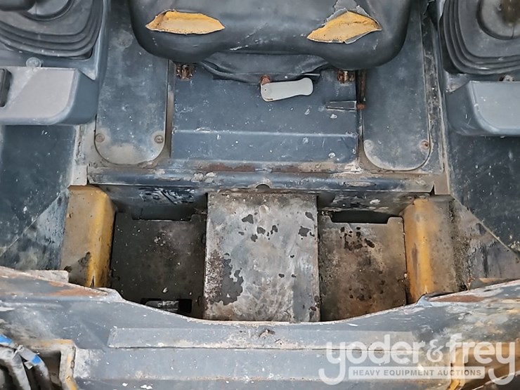 2019-deere-317g-image-17