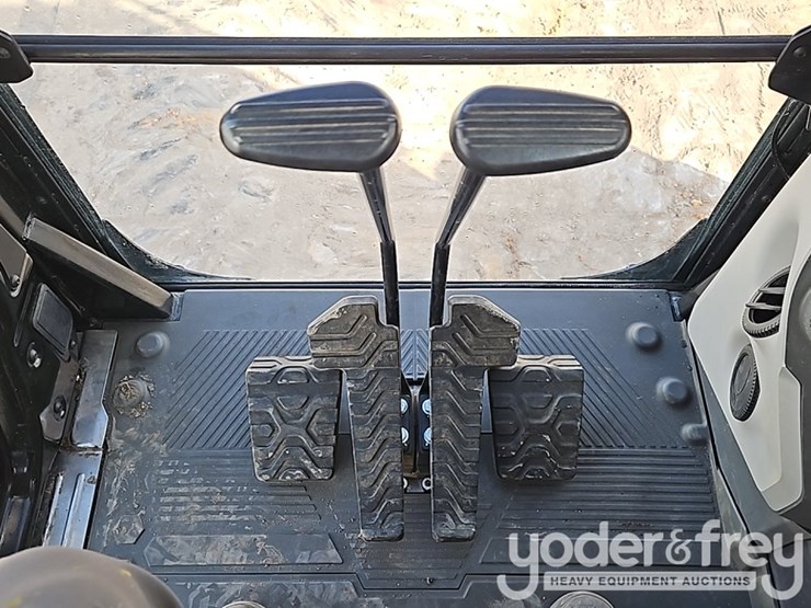 2021-caterpillar-325-image-40