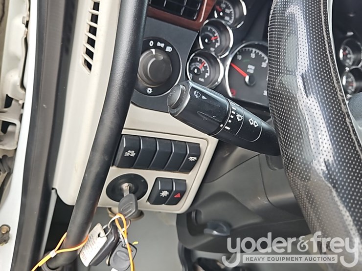 2021-peterbilt-567-image-33