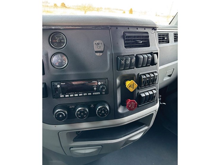 2021-peterbilt-579-image-4