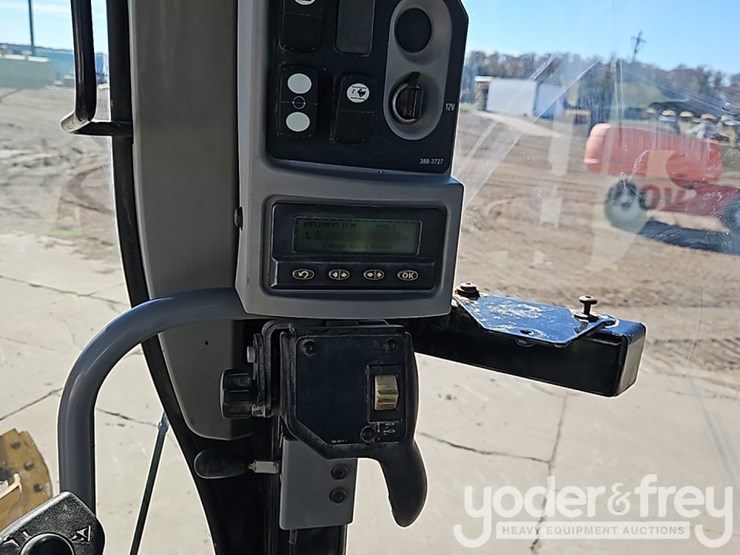 2013-caterpillar-140m2-image-28