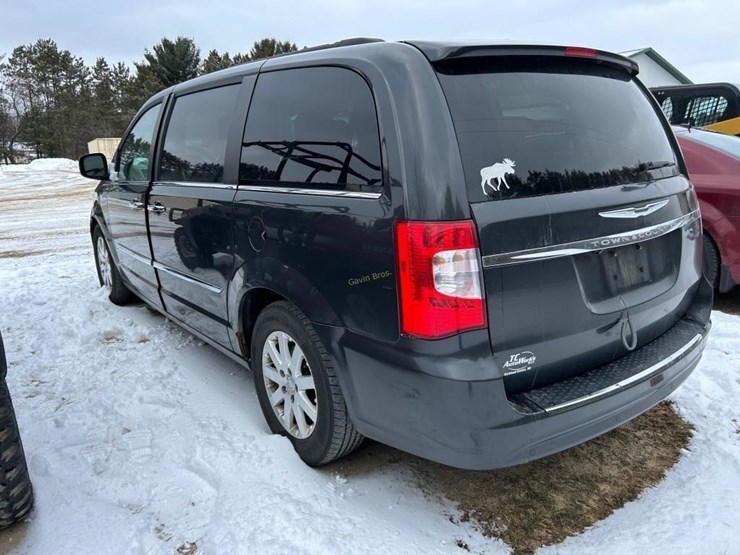 2012-chrysler-town-&-country-image-6