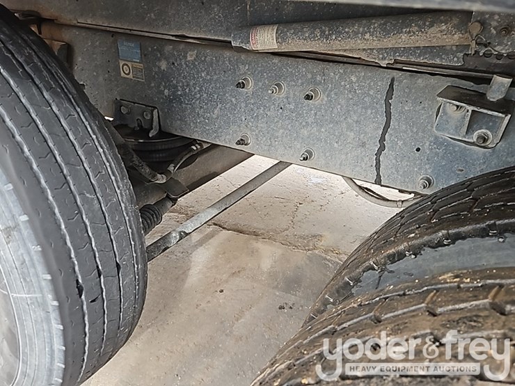 2021-peterbilt-567-image-15