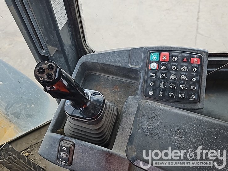 2015-deere-524k-image-24