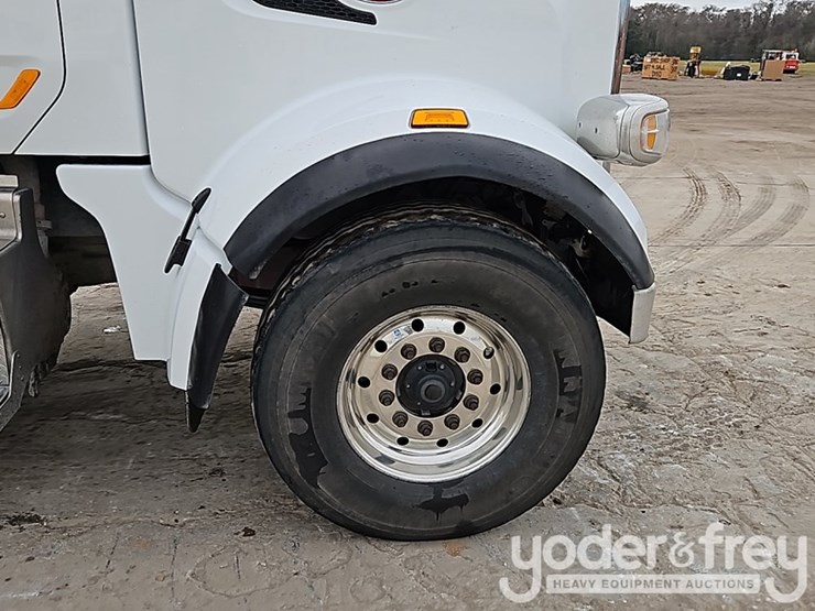 2021-peterbilt-567-image-11