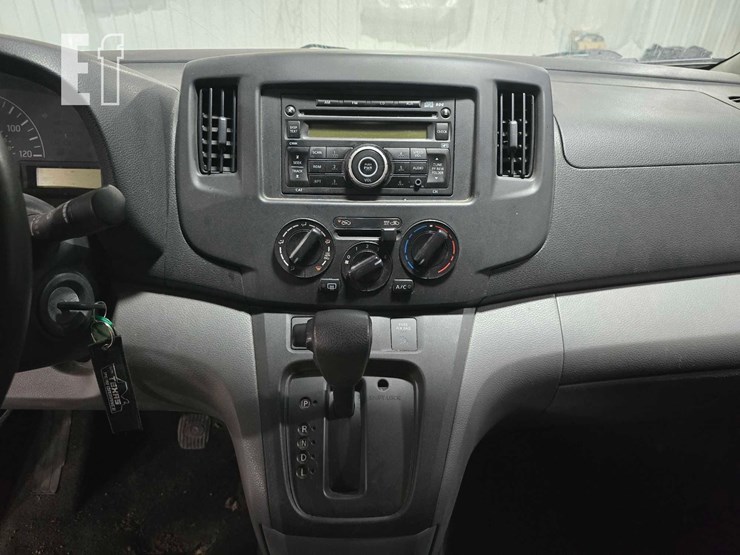 2014-nissan-nv200-image-14
