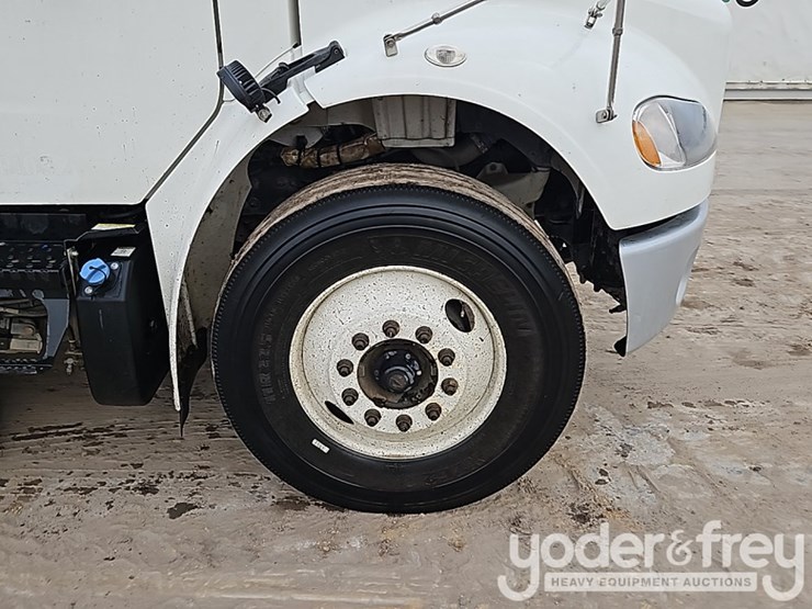 2022-freightliner-m2-106-image-10