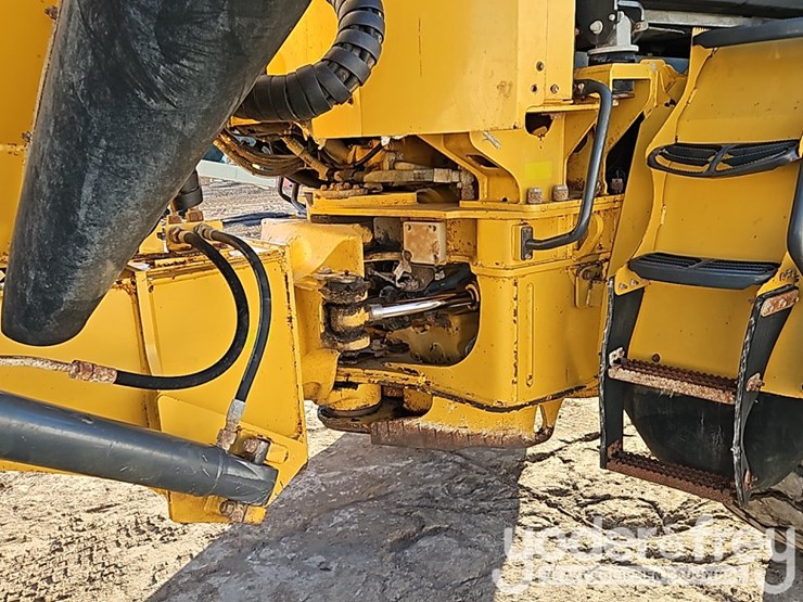 2019-deere-310e-image-10