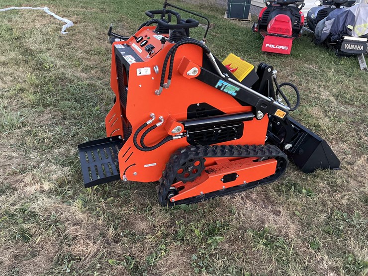 #1002-•-unused-future-ft36c-skid-steer-loader-image-4