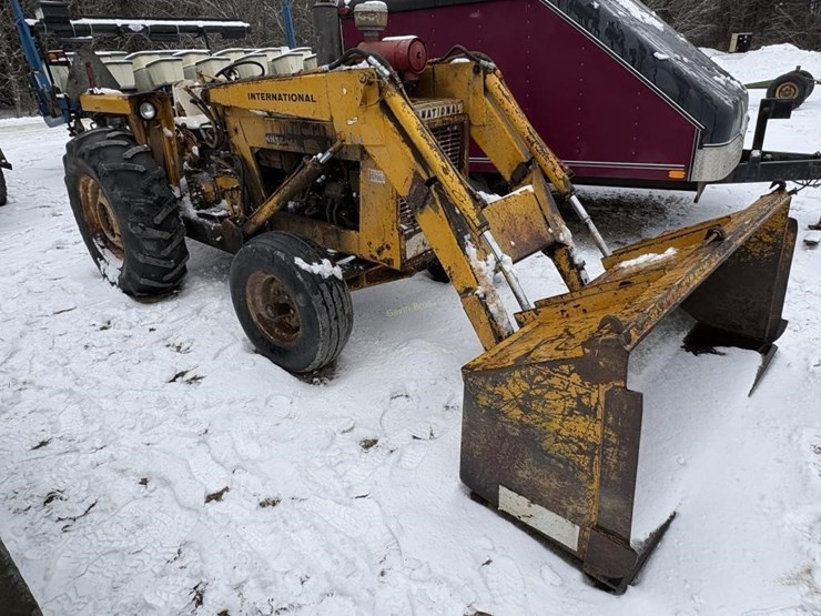 international-industrial-loader-tractor-image-3