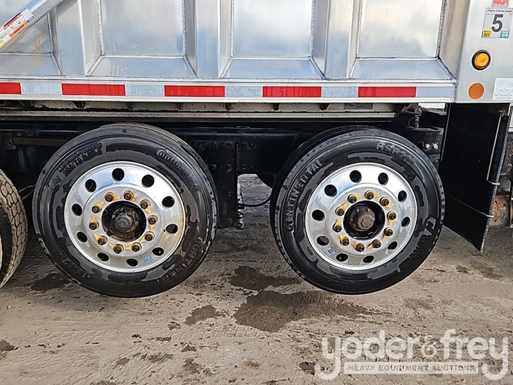 2016-freightliner-114sd-image-10