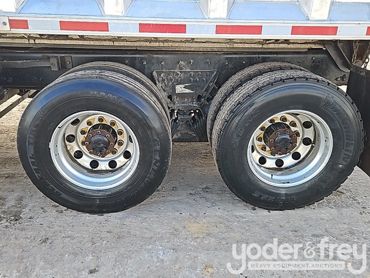 2016-freightliner-114sd-image-17