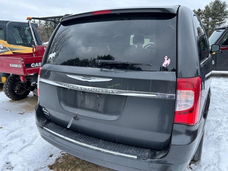 2012-chrysler-town-&-country-image-5