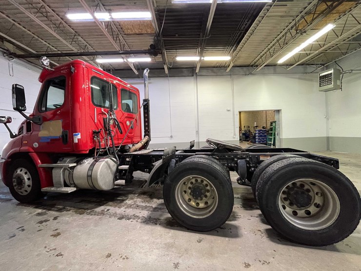 #6227-•-2018-freightliner-cascadia-day-cab-semi-truck-(title-in-delay)-image-8