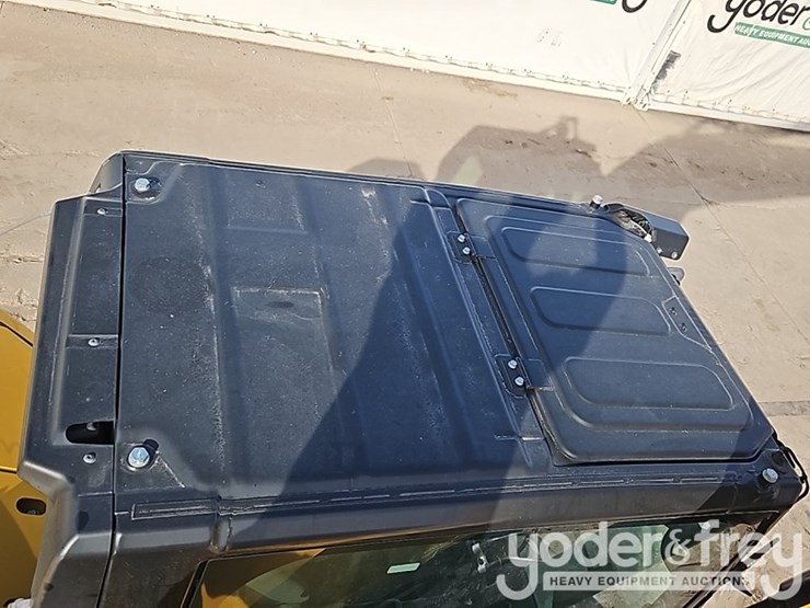 2021-caterpillar-325-image-30