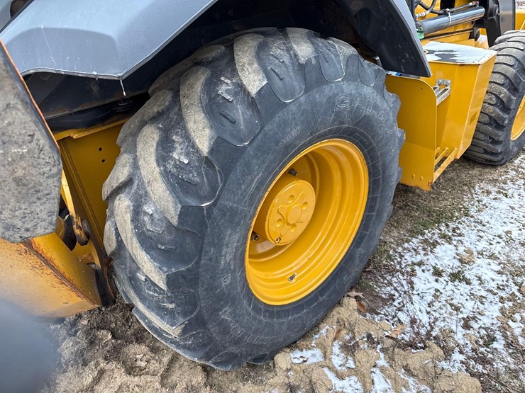 2022-john-deere-310-image-17