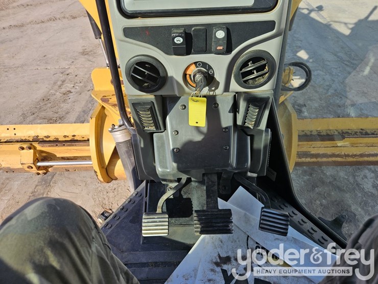 2018-caterpillar-12m3-image-33