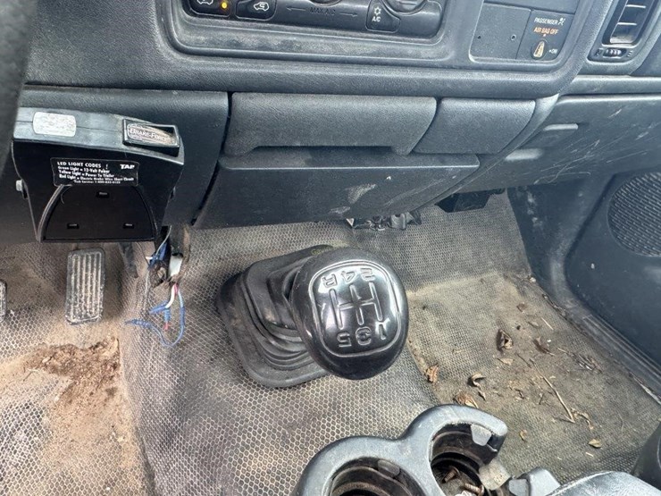 2002-chevrolet-silverado-2500-image-18