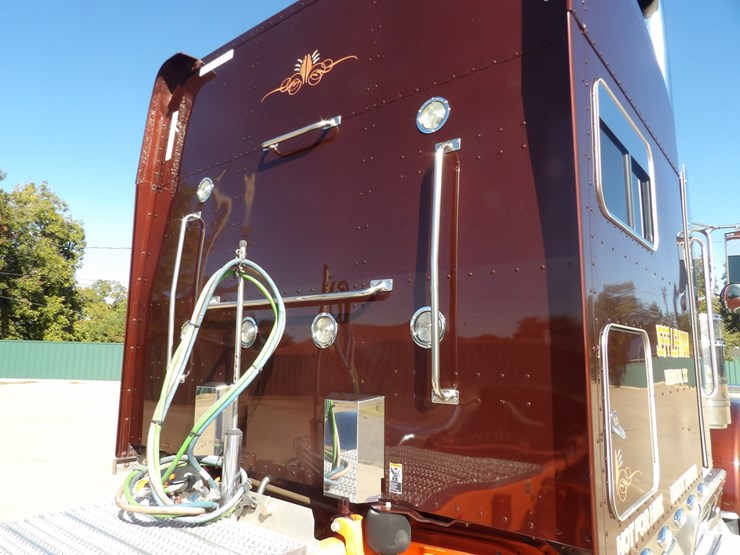 2022-peterbilt-389-image-8