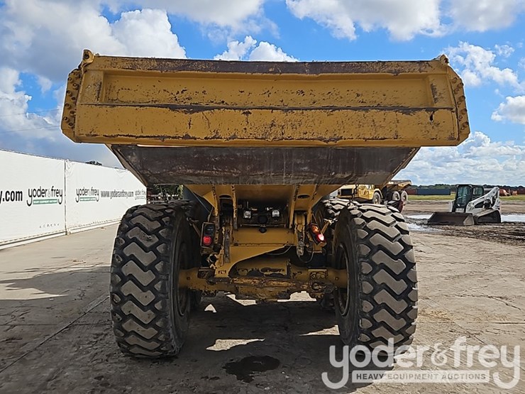 2016-caterpillar-725c2-image-17