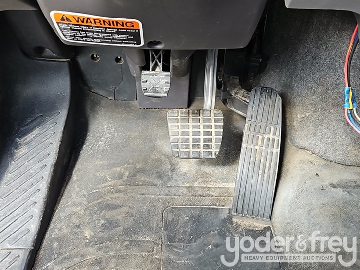 2011-freightliner-m2-106-image-43