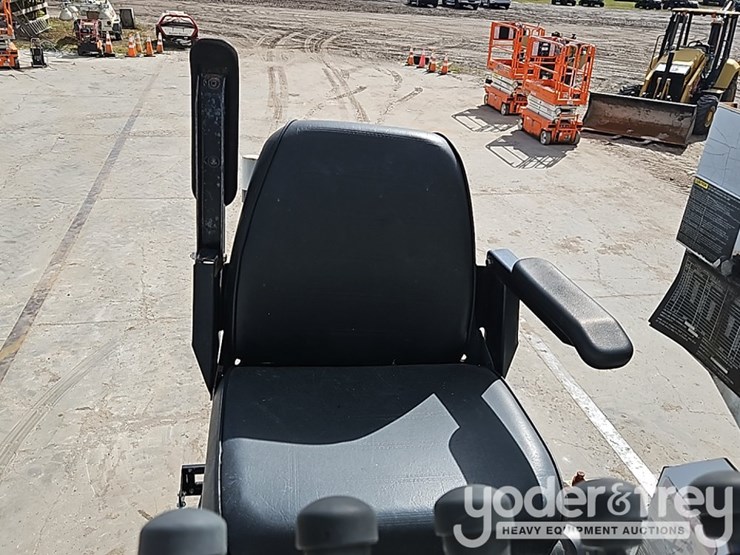 2011-freightliner-m2-106-image-23