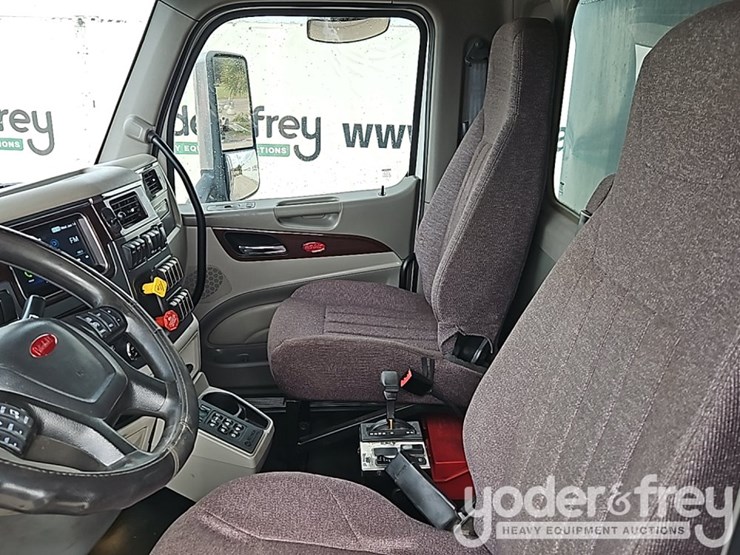 2021-peterbilt-567-image-27