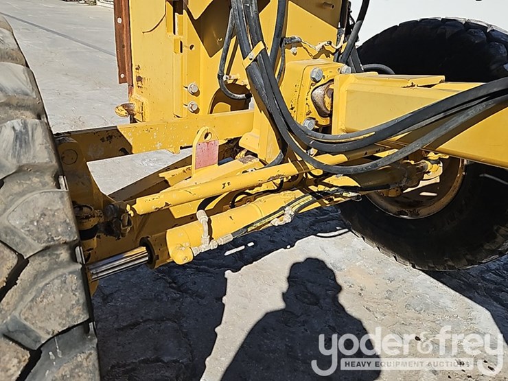 2013-caterpillar-140m2-image-16