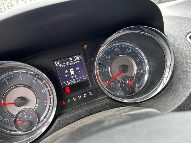 2012-chrysler-town-&-country-image-10