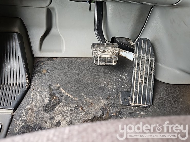 2021-peterbilt-567-image-34