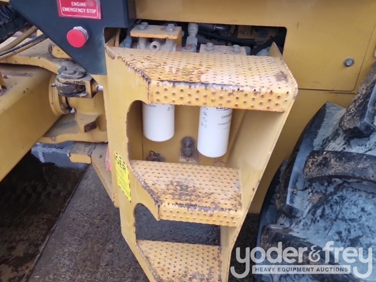 2011-caterpillar-cp64-image-17