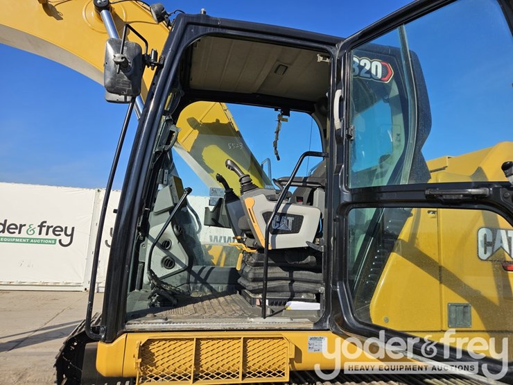 2020-caterpillar-320-image-39