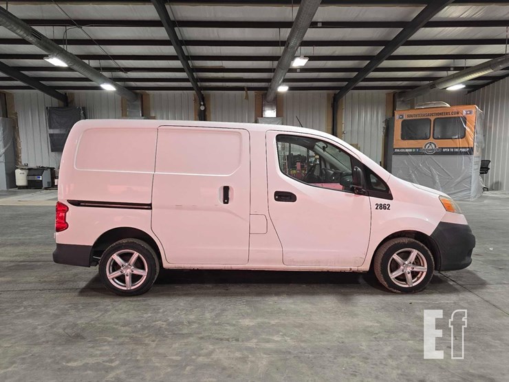 2014-nissan-nv200-image-6