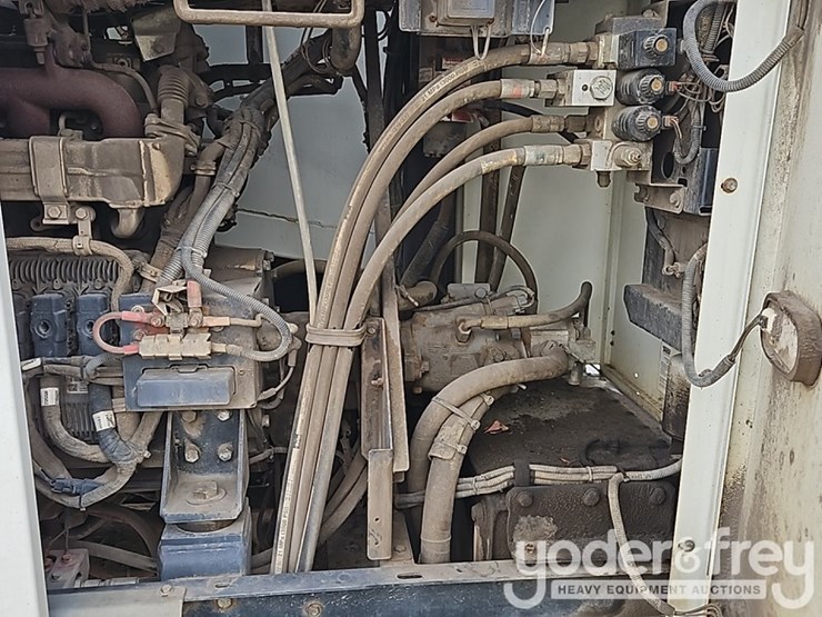 2022-freightliner-m2-106-image-17