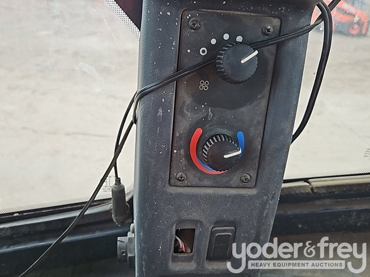 2015-deere-524k-image-25