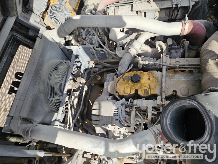 2016-caterpillar-725c2-image-23