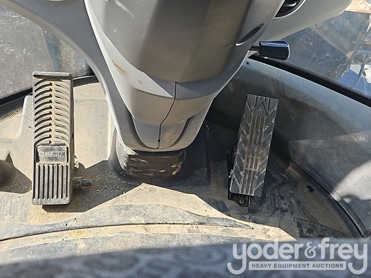 2017-case-621g-image-33