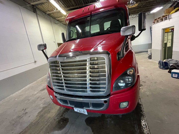 #6227-•-2018-freightliner-cascadia-day-cab-semi-truck-(title-in-delay)-image-2