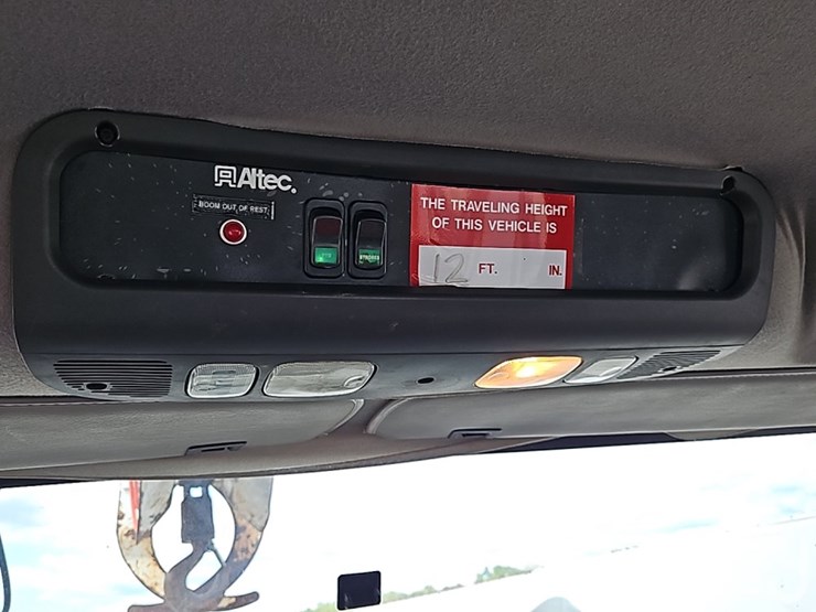 2011-freightliner-m2-106-image-44